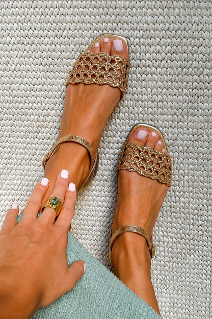 Luminosa™ | Sandalias Doradas Troqueladas Elegantes