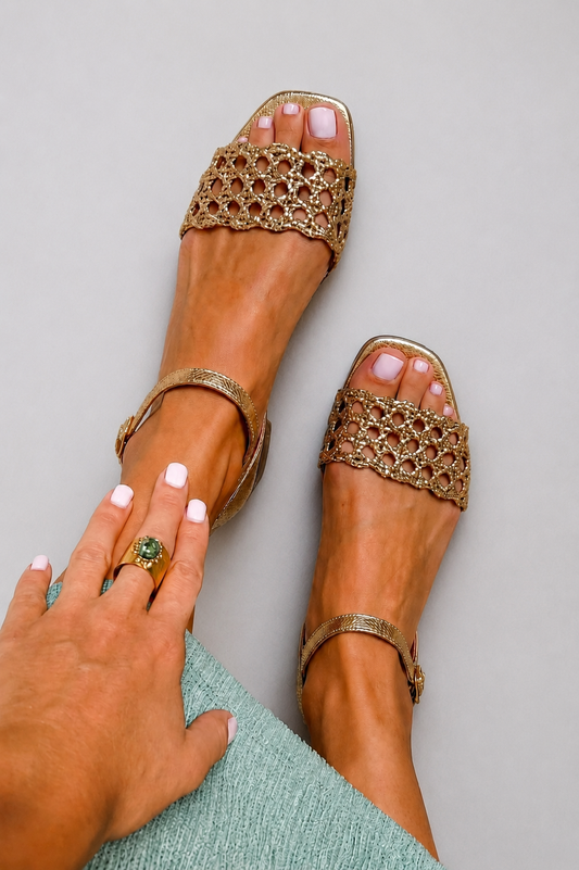 Luminosa™ | Sandalias Doradas Troqueladas Elegantes