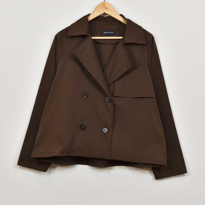 Trench corta marrón