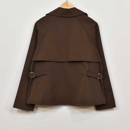 Trench corta marrón
