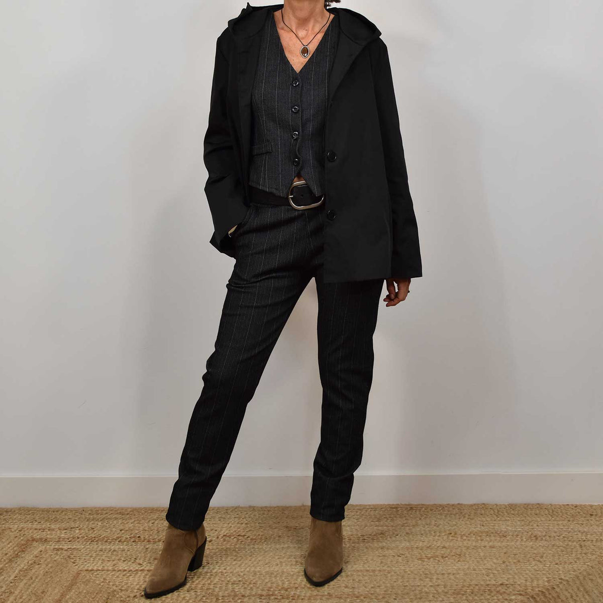 Chaqueta capucha negra