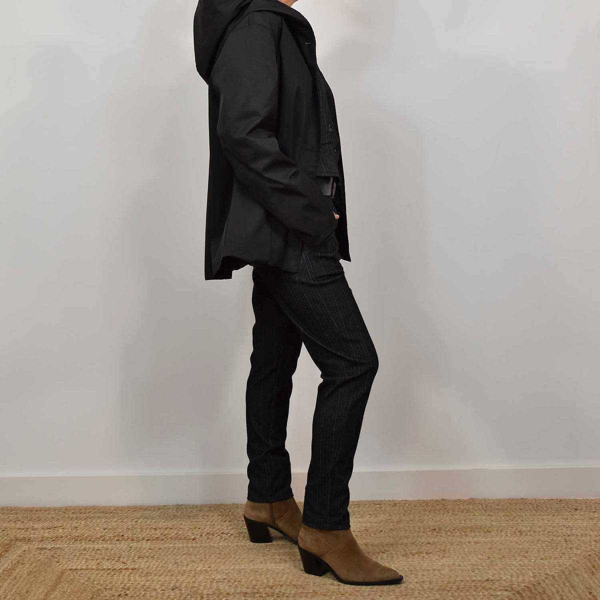 Chaqueta capucha negra