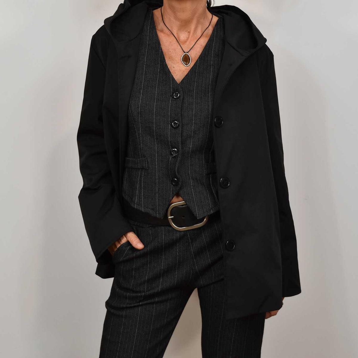 Chaqueta capucha negra