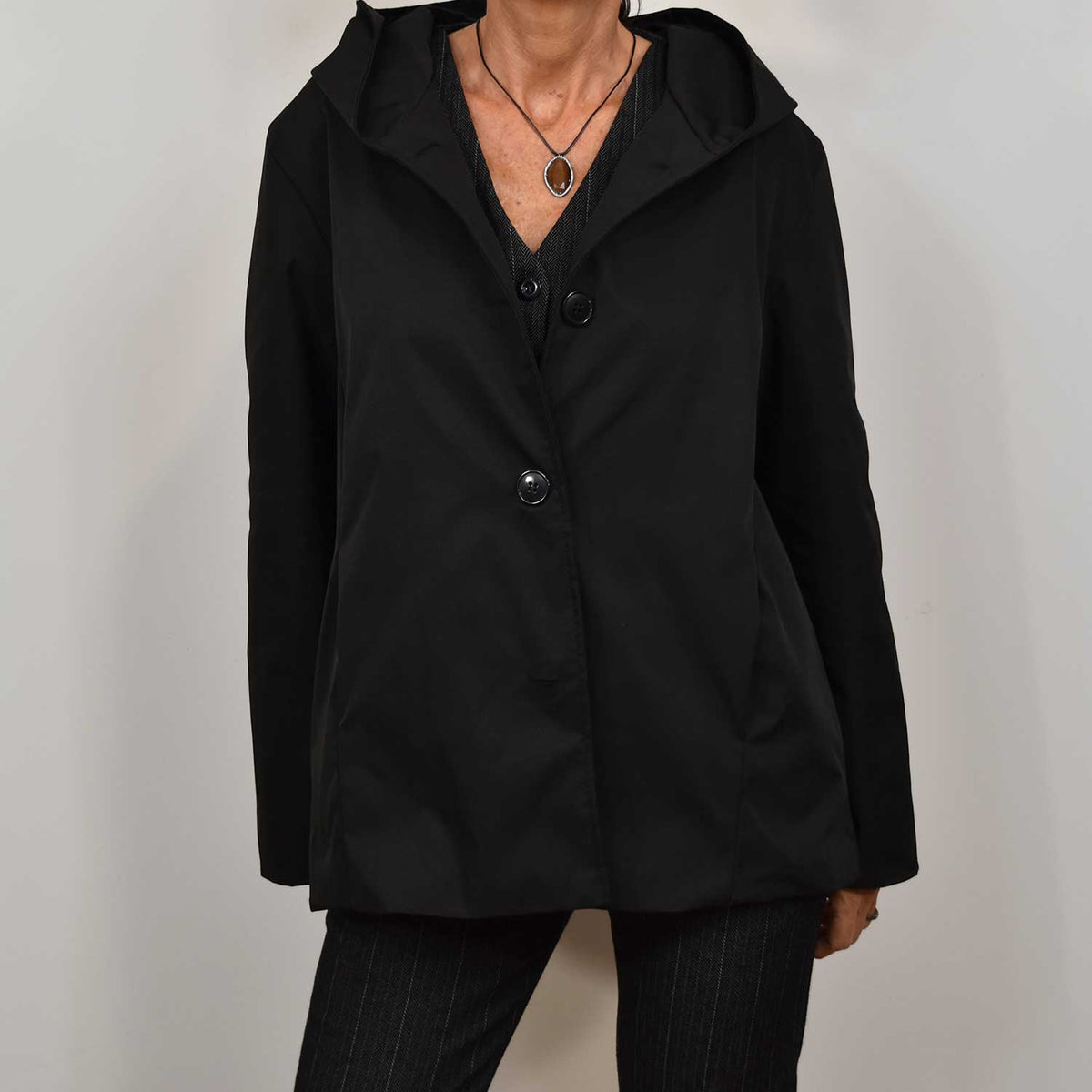 Chaqueta capucha negra