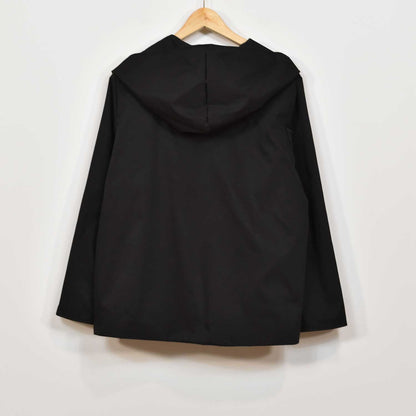Chaqueta capucha negra