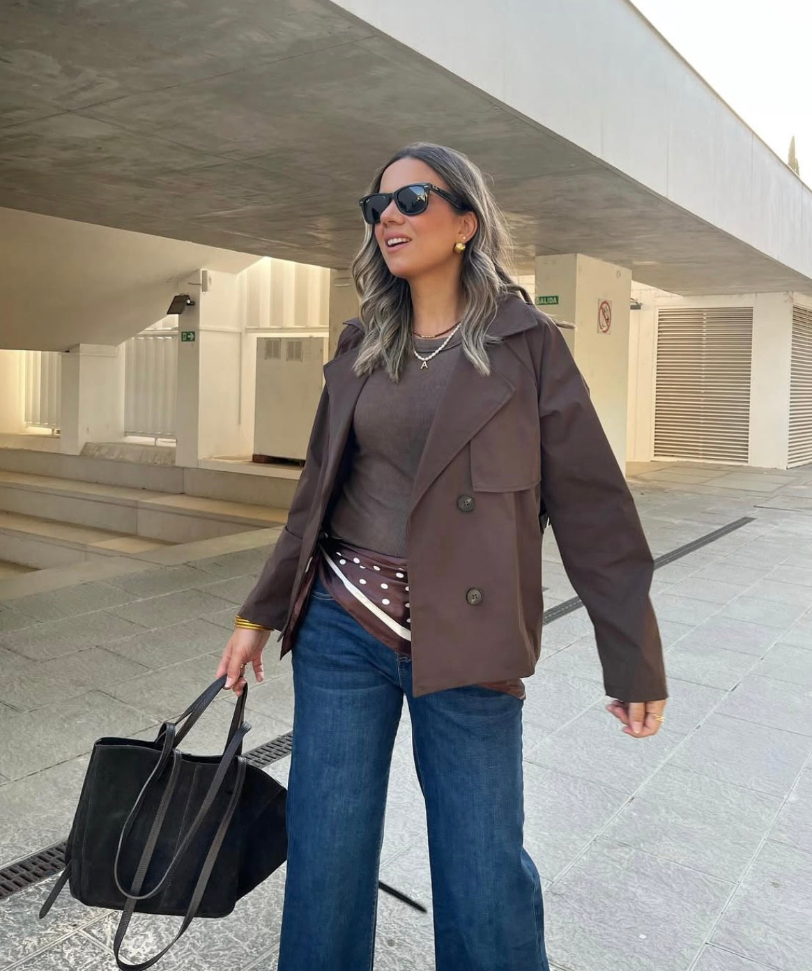 Trench corta marrón